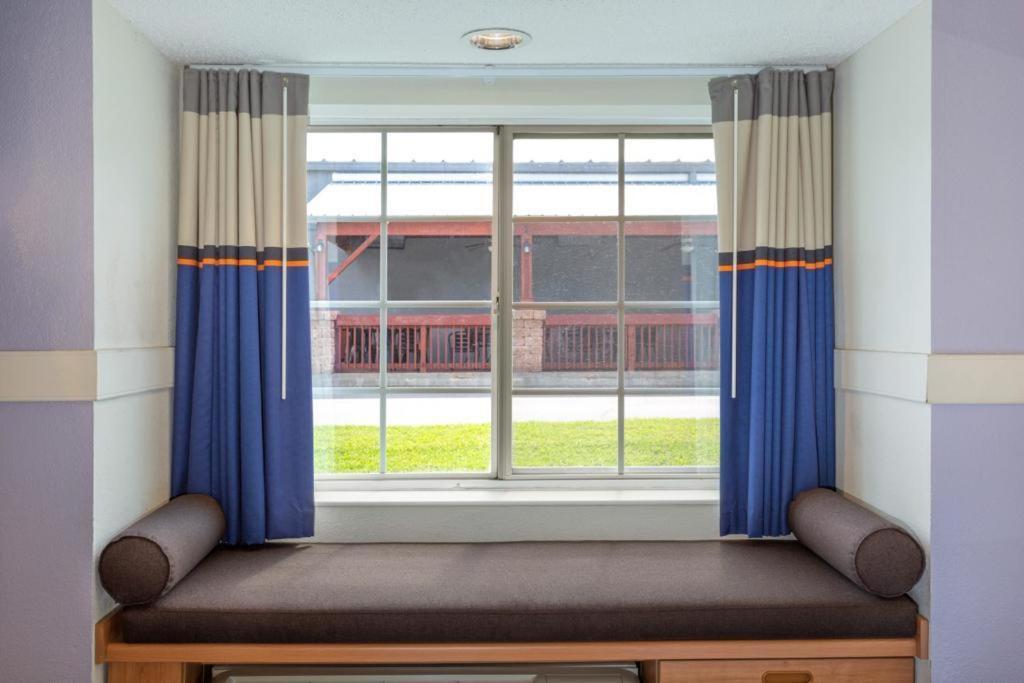 Microtel Inn & Suites By Wyndham Lillington/Campbell University Buitenkant foto